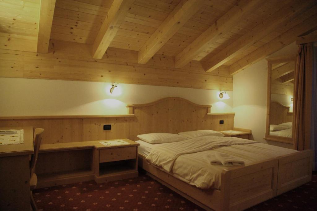 Hotel Garnì Prà Fiorì Campitello di Fassa Camera foto